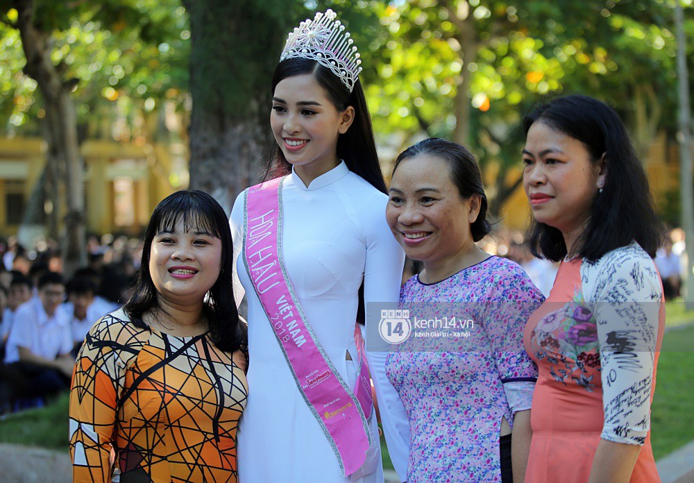 Hoa hậu Trần Tiểu Vy dịu dàng trong tà áo dài nữ sinh, về trường cũ tại Hội An dự lễ chào cờ-12