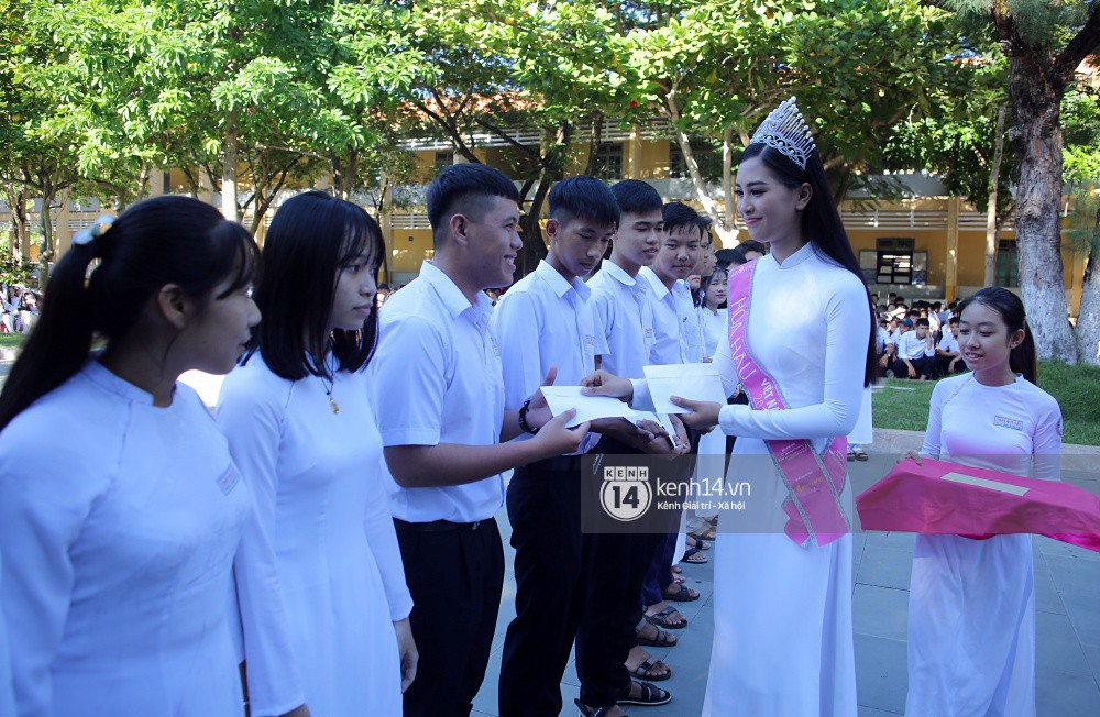 Hoa hậu Trần Tiểu Vy dịu dàng trong tà áo dài nữ sinh, về trường cũ tại Hội An dự lễ chào cờ-5