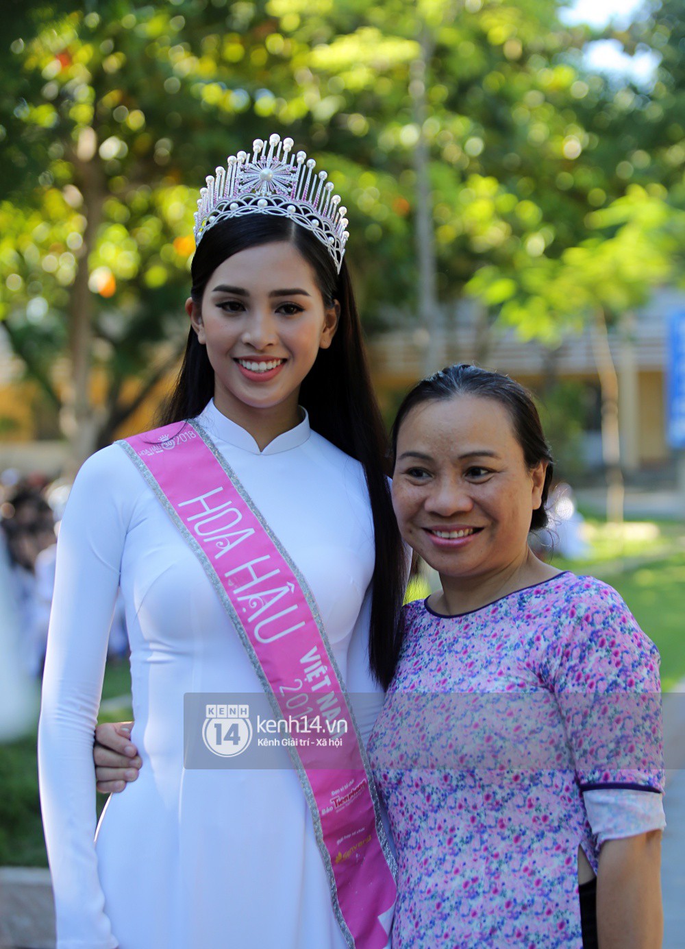 Hoa hậu Trần Tiểu Vy dịu dàng trong tà áo dài nữ sinh, về trường cũ tại Hội An dự lễ chào cờ-10