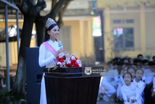 Hoa hậu Trần Tiểu Vy dịu dàng trong tà áo dài nữ sinh, về trường cũ tại Hội An dự lễ chào cờ-4