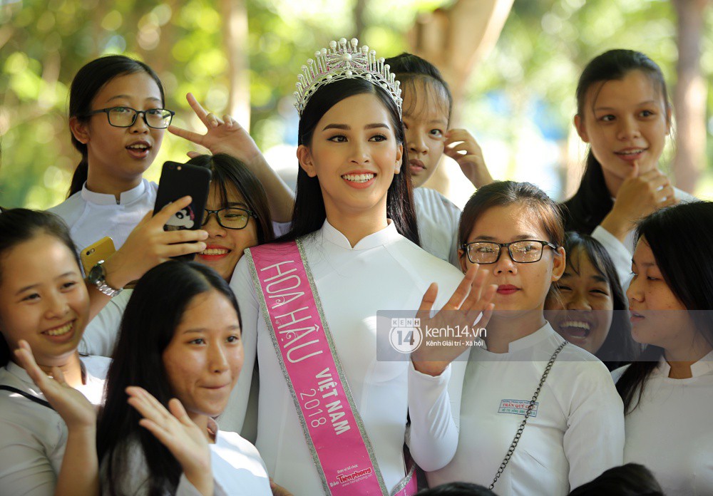 Hoa hậu Trần Tiểu Vy dịu dàng trong tà áo dài nữ sinh, về trường cũ tại Hội An dự lễ chào cờ-13