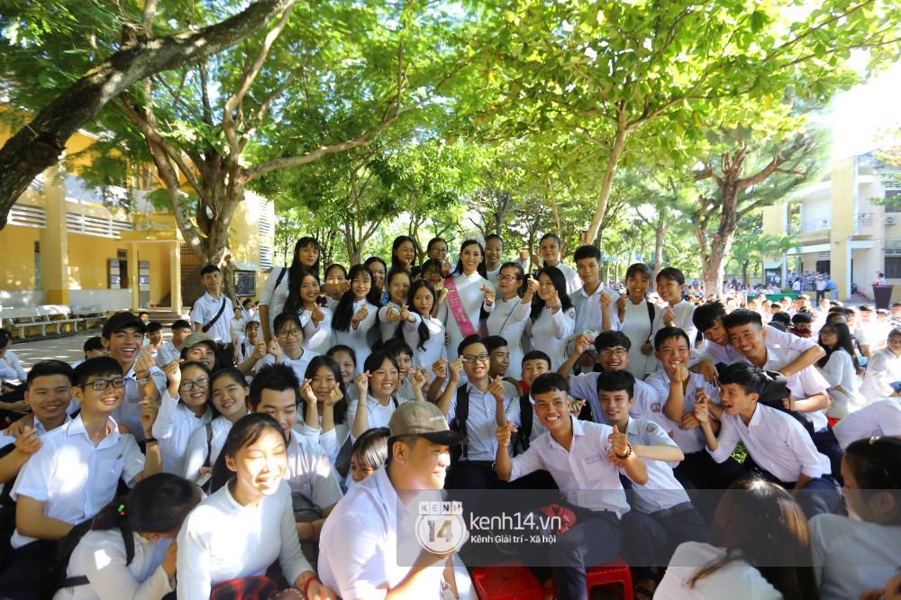 Hoa hậu Trần Tiểu Vy dịu dàng trong tà áo dài nữ sinh, về trường cũ tại Hội An dự lễ chào cờ-14