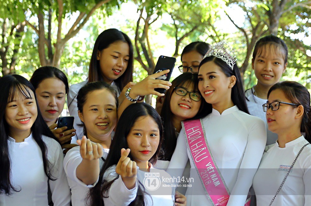 Hoa hậu Trần Tiểu Vy dịu dàng trong tà áo dài nữ sinh, về trường cũ tại Hội An dự lễ chào cờ-15