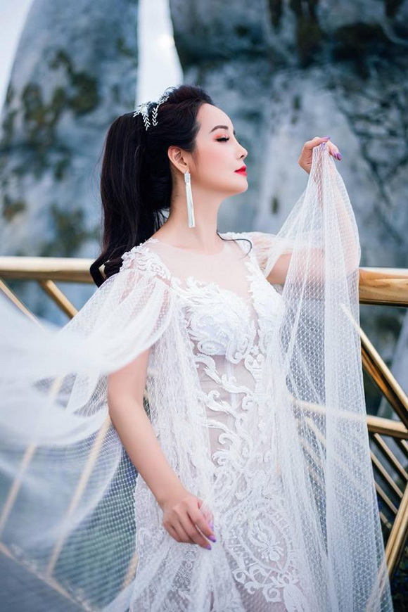 Mai Thu Huyền hóa Hằng Nga đẹp yêu kiều trên cầu Vàng-8