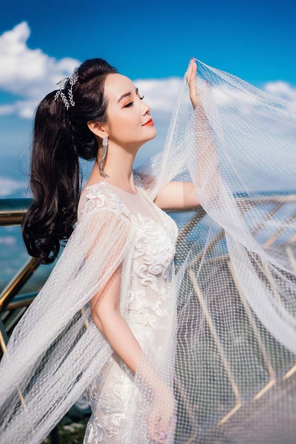 Mai Thu Huyền hóa Hằng Nga đẹp yêu kiều trên cầu Vàng-9