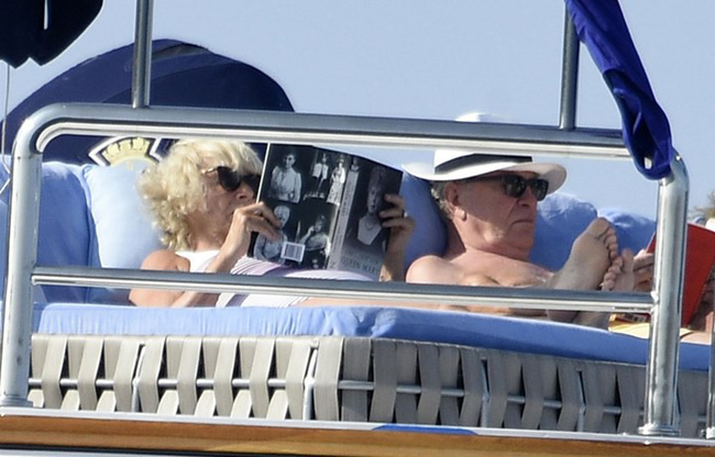 Bà Camilla trả thù chồng, tiếp tục chọc giận Nữ hoàng Anh bằng một loạt những tấm hình mát mẻ, tiệc tùng với những người đàn ông khác-3