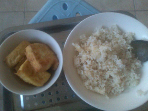 1 mâm cơm có tới 4 bát nước chấm bị chị em chê tơi bời, cô gái tức mình đáp trả cực gắt-3