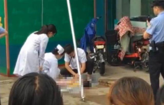 Mẹ mải đi vệ sinh không để ý, con gái 2 tuổi rơi từ tầng 28 xuống đất tử vong-3