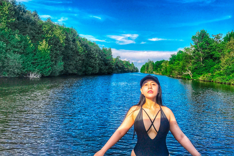 Cô giáo Việt biết 3 ngoại ngữ, giỏi 4 nhạc cụ tự tin khoe dáng nóng bỏng giữa phố Canada-1