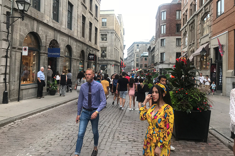 Cô giáo Việt biết 3 ngoại ngữ, giỏi 4 nhạc cụ tự tin khoe dáng nóng bỏng giữa phố Canada-3