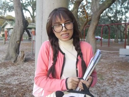 Đời thật bất công, thời con gái thì xấu không ai chịu lấy, vừa nhắm mặt lấy đại một người chồng xong thì bao đàn ông xin đón đưa-3