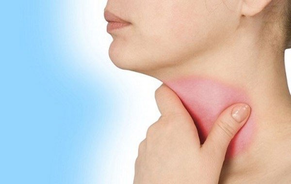 Bức ảnh tiết lộ dấu hiệu ung thư tuyến giáp rất rõ ràng nhưng đáng tiếc là nữ diễn viên trẻ đã không nhận ra-3