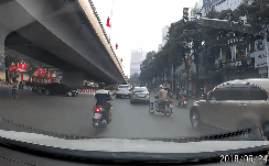 Giật mình vì bị thanh niên ú òa giữa ngã 4, bà cô tung cú đạp trả thù-1