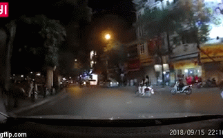 Giật mình vì bị thanh niên ú òa giữa ngã 4, bà cô tung cú đạp trả thù-2