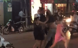 Giật mình vì bị thanh niên ú òa giữa ngã 4, bà cô tung cú đạp trả thù-3