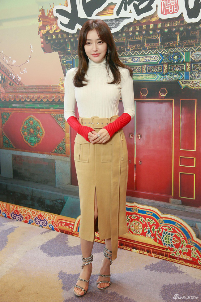 Cùng là U40: Hoàng hậu Tần Lan mặc chất nhưng mặt đơ còn kế Hậu Xa Thi Mạn bánh bèo lại tỏa sáng-1