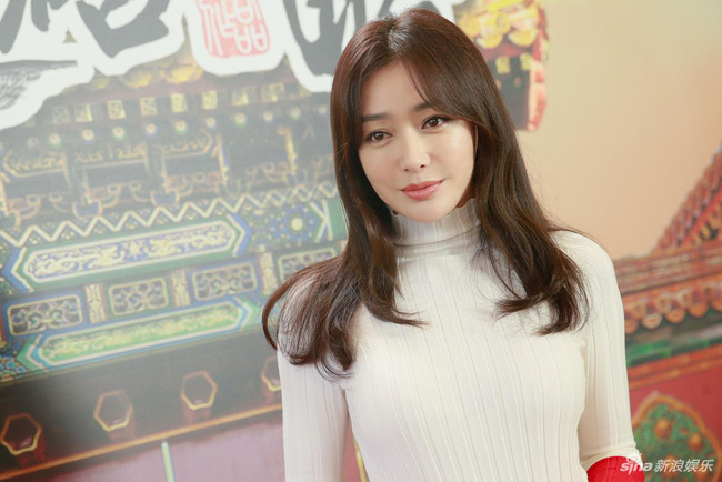 Cùng là U40: Hoàng hậu Tần Lan mặc chất nhưng mặt đơ còn kế Hậu Xa Thi Mạn bánh bèo lại tỏa sáng-2