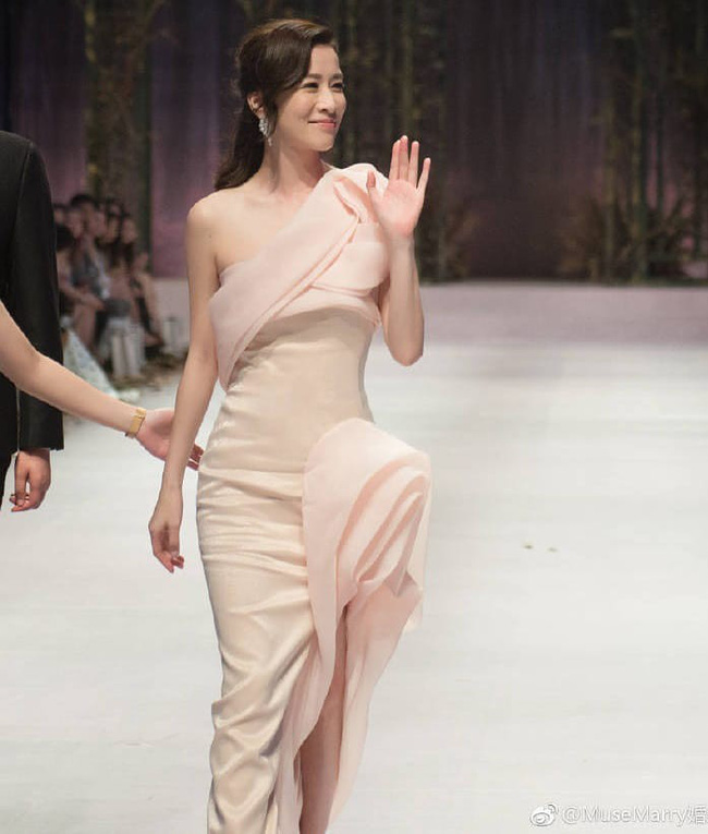 Cùng là U40: Hoàng hậu Tần Lan mặc chất nhưng mặt đơ còn kế Hậu Xa Thi Mạn bánh bèo lại tỏa sáng-9