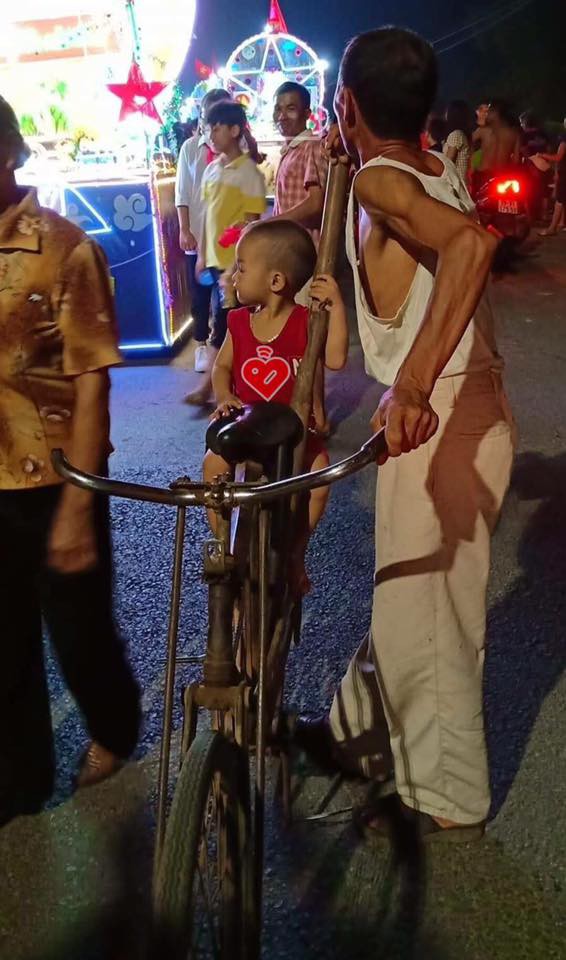 Trong đêm Trung thu, hình ảnh ông đèo cháu đi chơi khiến người ta phải ngoái lại nhìn-1