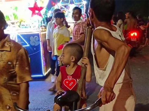 Trong đêm Trung thu, hình ảnh ông đèo cháu đi chơi khiến người ta phải ngoái lại nhìn