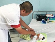 Bé trai sơ sinh bị cắt hơn nửa ruột với biểu hiện ban đầu là nôn trớ khi bú mẹ