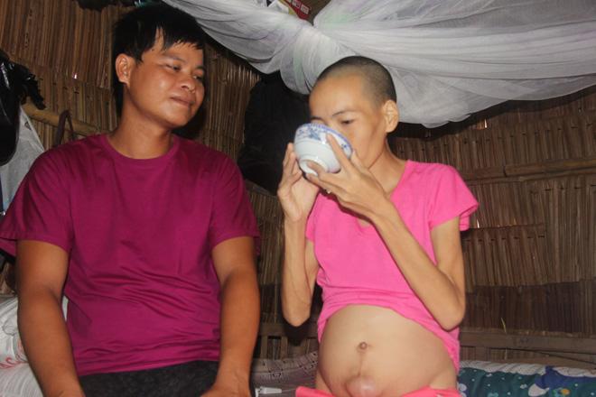 Mặc gia đình phản đối, chàng trai vẫn nguyện chăm sóc người đàn bà một đời chồng bị ung thư-5