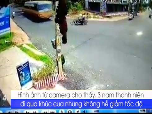 Lao thẳng vào xe buýt, 3 người trên xe máy may mắn chỉ bị thương nhẹ