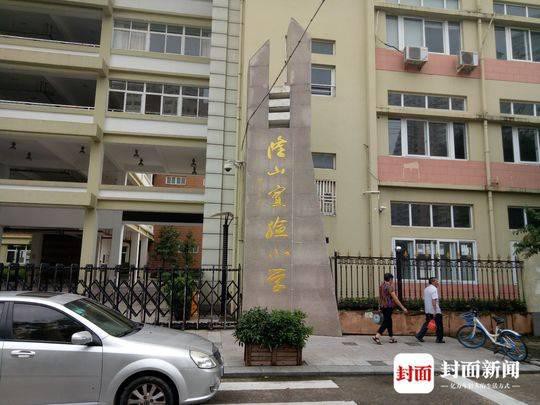 Tức giận vì con gái đi học bị bạn đánh, người bố đến trường thay mặt con trả thù khiến dư luận phẫn nộ-1