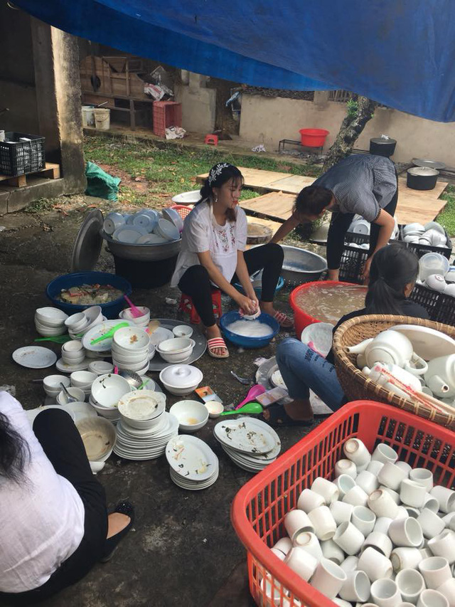 Chồng trẻ gây tranh cãi vì cầm micro ngồi hát động viên vợ rửa bát-2