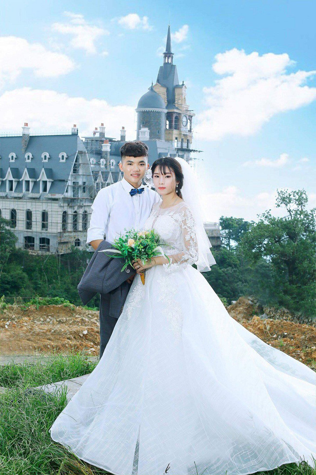 Chồng trẻ gây tranh cãi vì cầm micro ngồi hát động viên vợ rửa bát-3