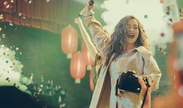 Khi Hồ Ngọc Hà thử sức với tóc xoăn bà thím và đây là cái kết-4