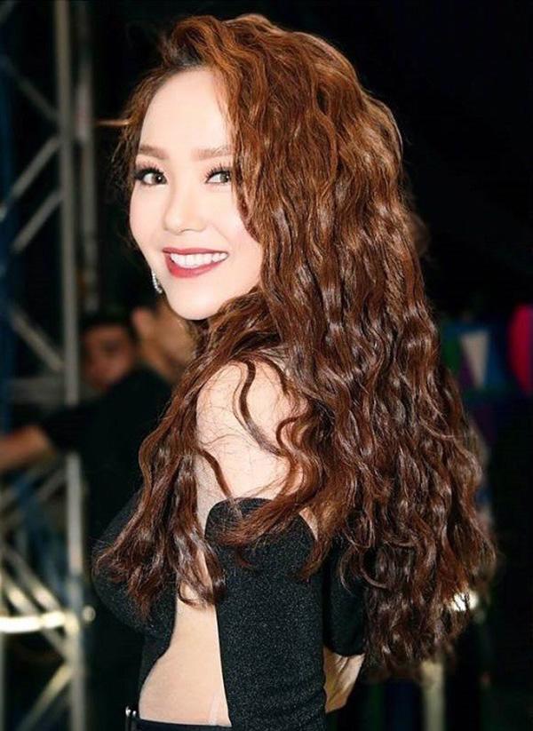 Khi Hồ Ngọc Hà thử sức với tóc xoăn bà thím và đây là cái kết-6