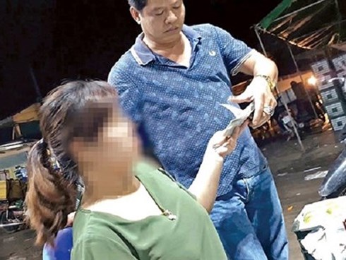 'Bảo kê' thu tiền xe chợ Long Biên: Loạt thông tin lạ