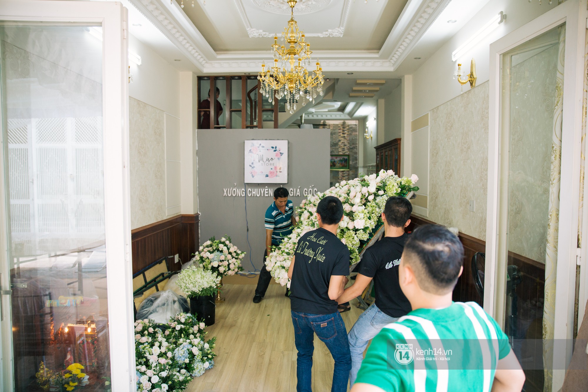Nhà Nhã Phương đã trải thảm, bày trí ngập tràn hoa tươi chuẩn bị cho hôn lễ chiều nay-5