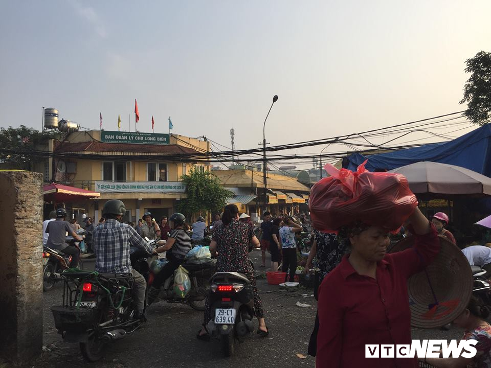 Bảo kê ở chợ Long Biên: Đình chỉ 1 thành viên tổ bốc xếp của Hưng Kính-1