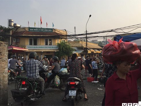 Bảo kê ở chợ Long Biên: Đình chỉ 1 thành viên tổ bốc xếp của Hưng 'Kính'