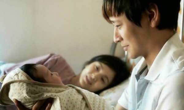 Chồng nằng nặc ngủ riêng cả năm trời sau khi vợ sinh con và cảnh tượng vợ lén nhìn thấy trong đêm hé lộ một bí mật kinh khủng-1