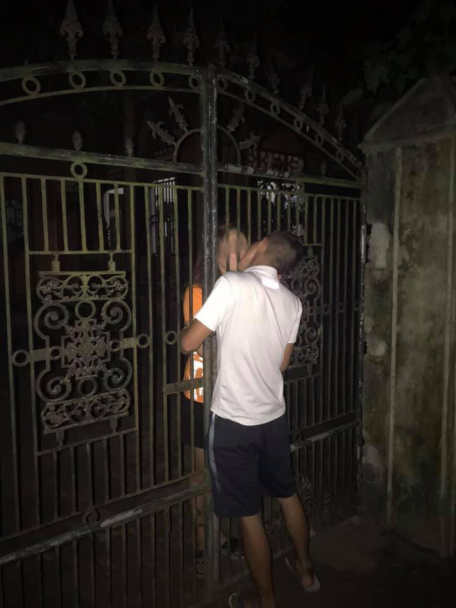 Một nụ hôn vội vàng qua cánh cổng, cặp đôi này khiến cư dân mạng nghĩ ra cả đống kịch bản drama-1