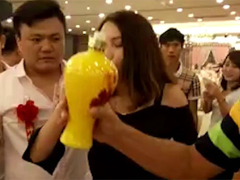 Cưới vợ giàu, chú rể thuê 200 khách lạ tới đám cưới để ra oai và cái kết khó ngờ-5