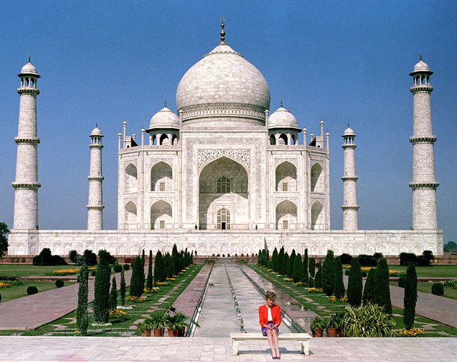 Hé lộ bí mật được cất giữ đằng sau tấm ảnh huyền thoại, Công nương Diana lặng lẽ ngồi buồn một mình trước ngôi đền tình yêu Taj Mahal-1