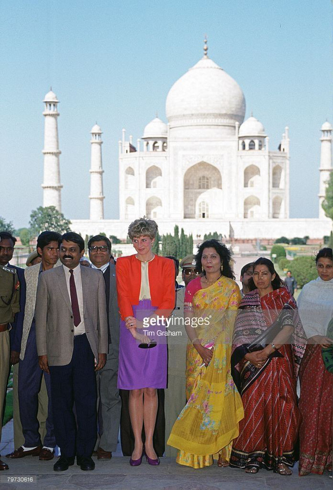 Hé lộ bí mật được cất giữ đằng sau tấm ảnh huyền thoại, Công nương Diana lặng lẽ ngồi buồn một mình trước ngôi đền tình yêu Taj Mahal-2