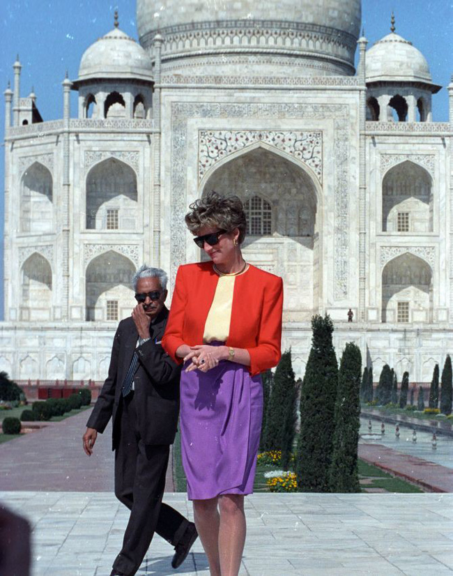 Hé lộ bí mật được cất giữ đằng sau tấm ảnh huyền thoại, Công nương Diana lặng lẽ ngồi buồn một mình trước ngôi đền tình yêu Taj Mahal-3