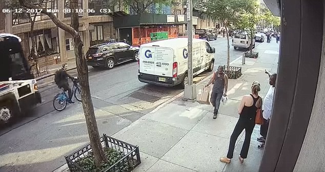 Ông bố 2 con chết oan uổng trong vụ tai nạn va quẹt với xe buýt chỉ vì một thói quen khi lái xe mà rất nhiều người mắc phải-1