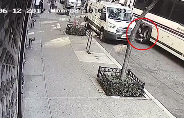 Ông bố 2 con chết oan uổng trong vụ tai nạn va quẹt với xe buýt chỉ vì một thói quen khi lái xe mà rất nhiều người mắc phải-3