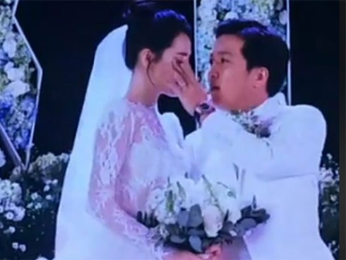 Nhã Phương xúc động đến bật khóc, Trường Giang ân cần lau nước mắt cho vợ