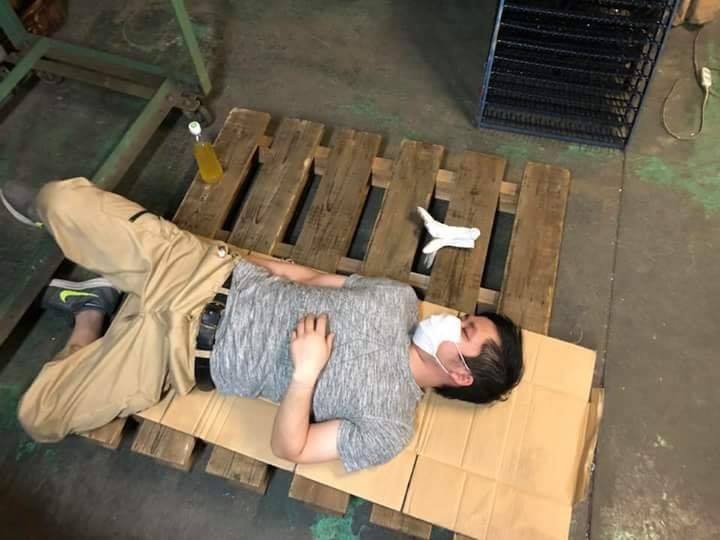 Chùm ảnh: Cư dân mạng Việt tại Nhật chia sẻ những giấc ngủ vội vàng giữa ca làm việc-7