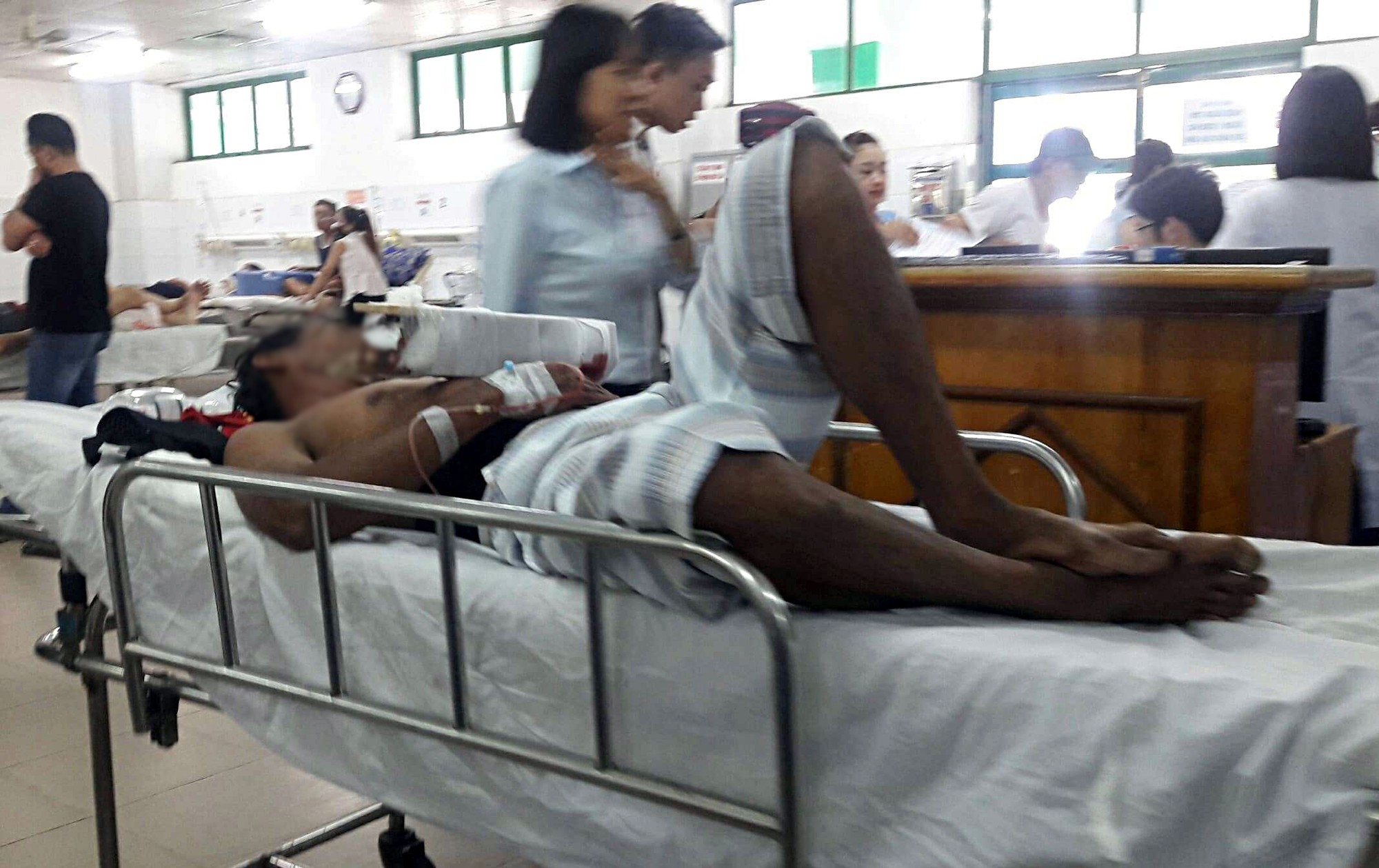 Tranh giành phần đất chôn người chết, 2 gia đình đuổi chém nhau kinh hoàng-1