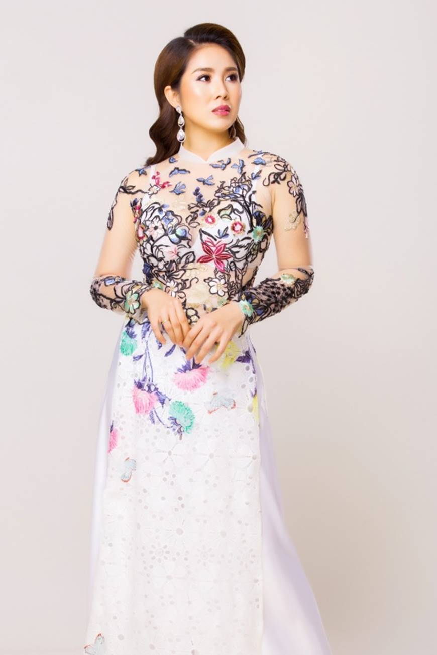 Lê Phương diện áo dài thanh thoát khoe sắc lẫn hương-3