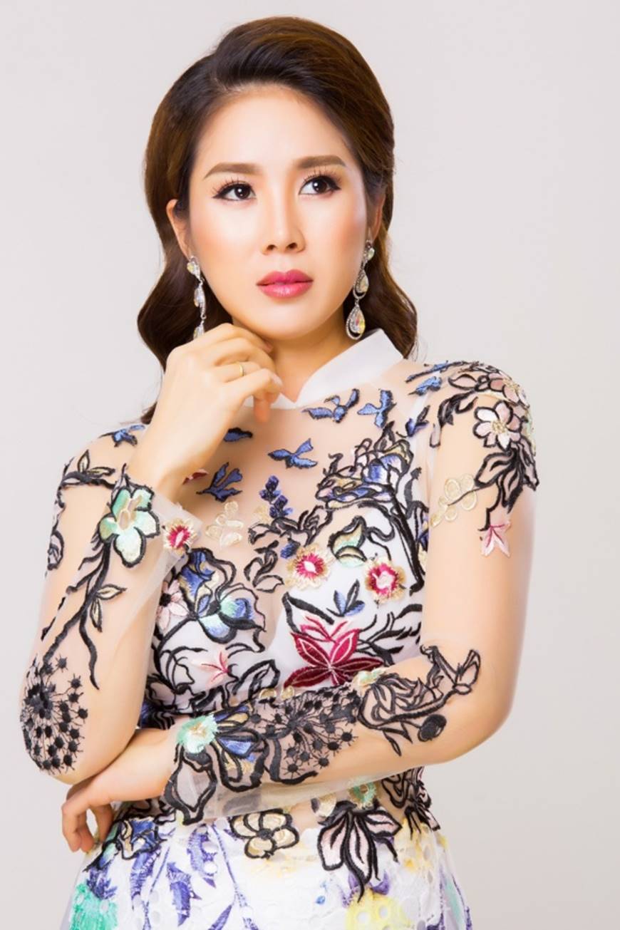 Lê Phương diện áo dài thanh thoát khoe sắc lẫn hương-4