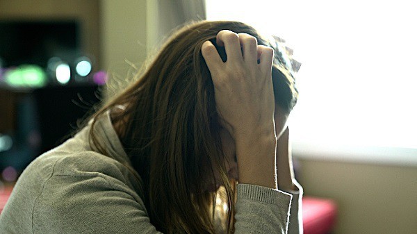 Đời thật bất công, thời con gái thì xấu không ai chịu lấy, vừa nhắm mặt lấy đại một người chồng xong thì bao đàn ông xin đón đưa-1